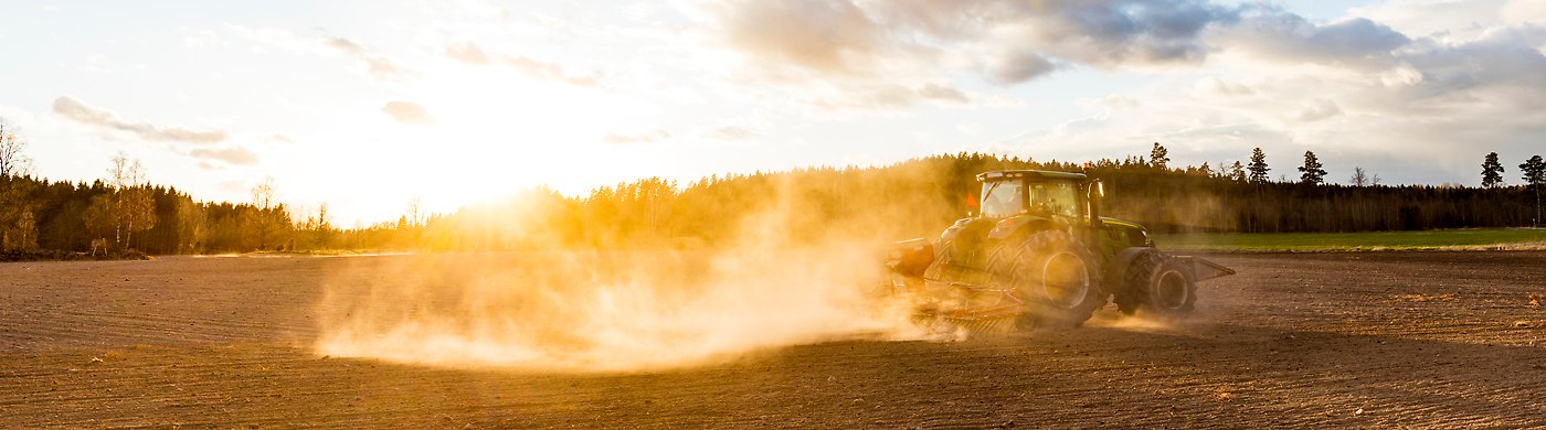 Traktor i motljus. Foto Scandinav/Thomas Adolfsen